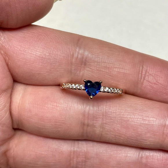 Minimalist blue Heart Rose Gold Ring - Picture 4 of 10